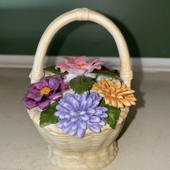 1980 Avon Floral Bouquet Porcelain Bisque Accent Piece IOB - Picture 1 of 15
